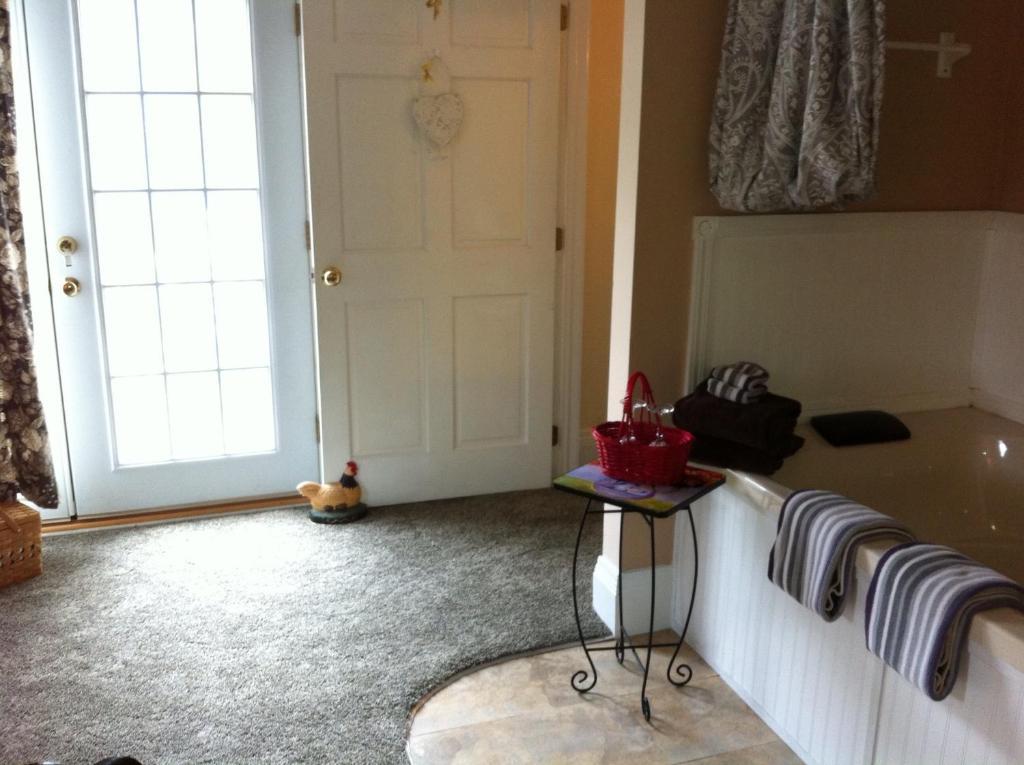 Emerald Necklace Inn Bed And Breakfast Lakewood Ruang foto