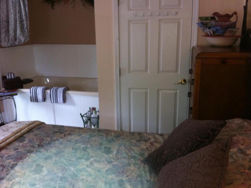 Emerald Necklace Inn Bed And Breakfast Lakewood Ruang foto