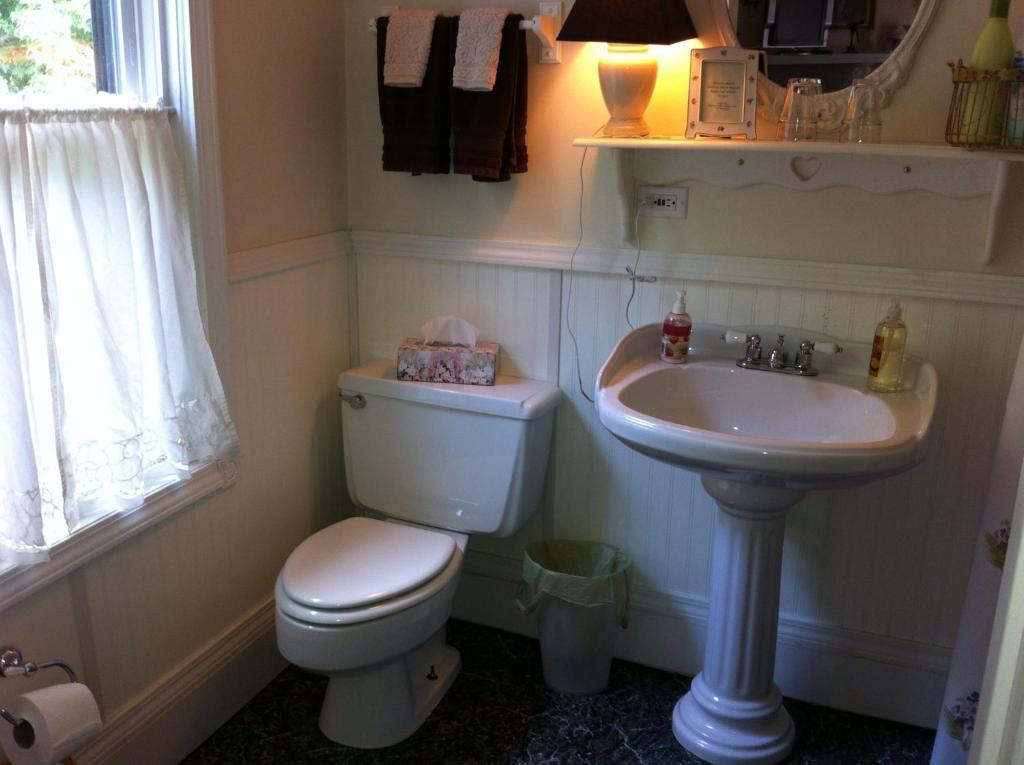 Emerald Necklace Inn Bed And Breakfast Lakewood Ruang foto