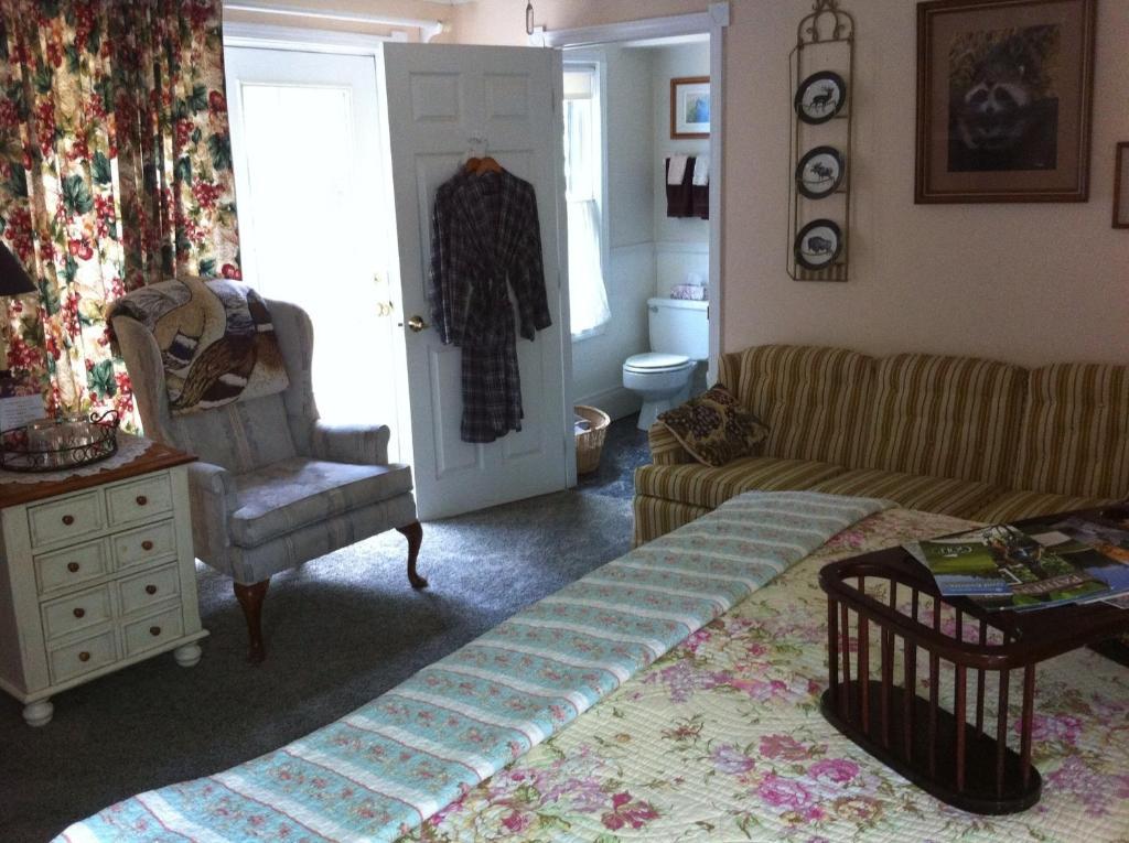 Emerald Necklace Inn Bed And Breakfast Lakewood Ruang foto